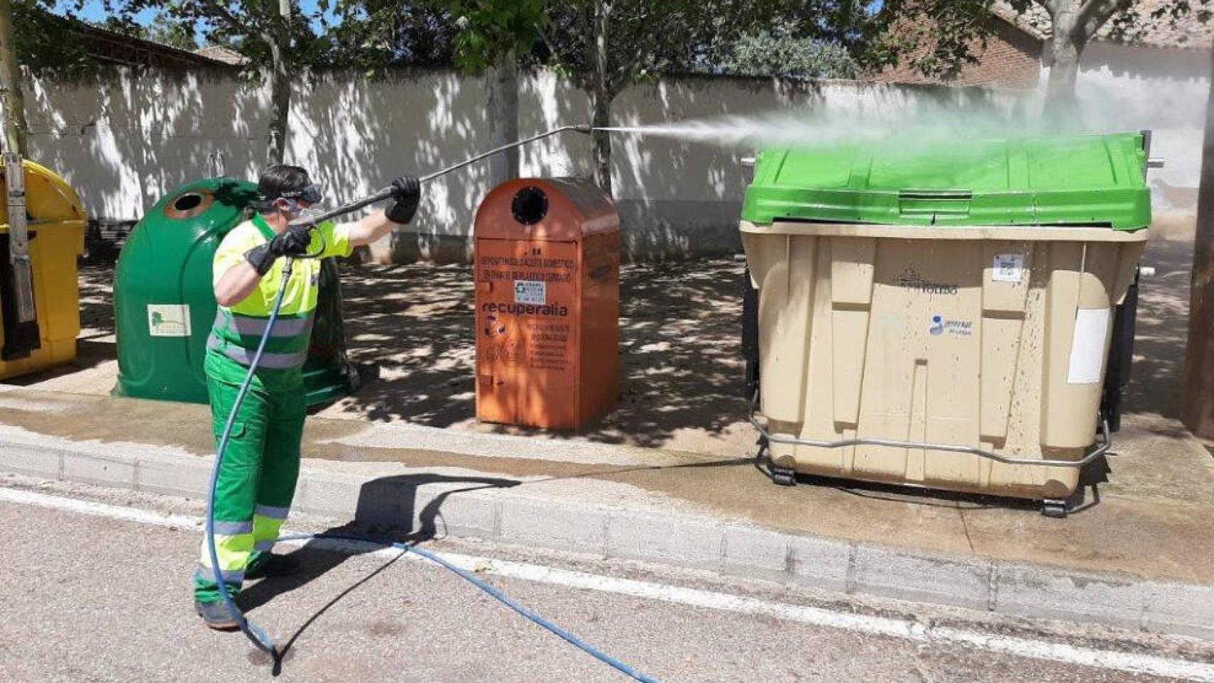 Un operario de la Diputación desinfecta uno de los contenedores