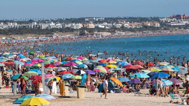 Playa de la Barrosa en Chiclana (Cádiz) en el mes de agosto.