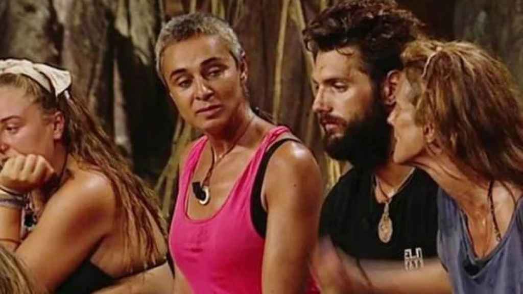 Rocío Flores, Ana María Aldón, Albert Barranco y Elena en la palapa de 'Supervivientes'.