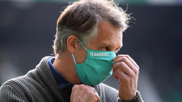 Frank Baumann, director deportivo del Werder Bremen, tocando su mascarilla más de lo que debería. EFE/EPA.