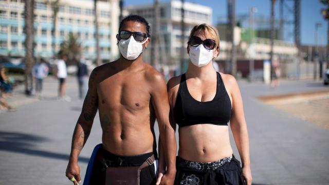 Una pareja hace deporte en La Barceloneta durante la Fase 0,5. EFE/Marta Pérez.