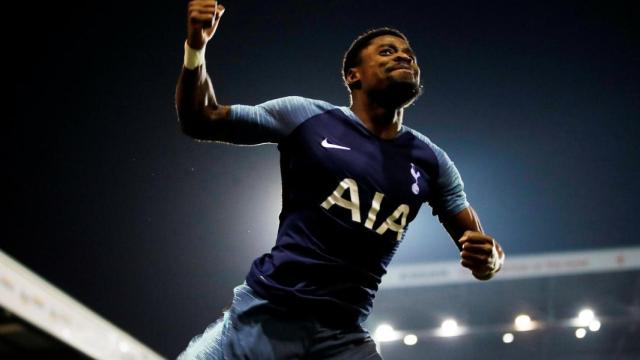 Serge Aurier celebra un gol con el Tottenham