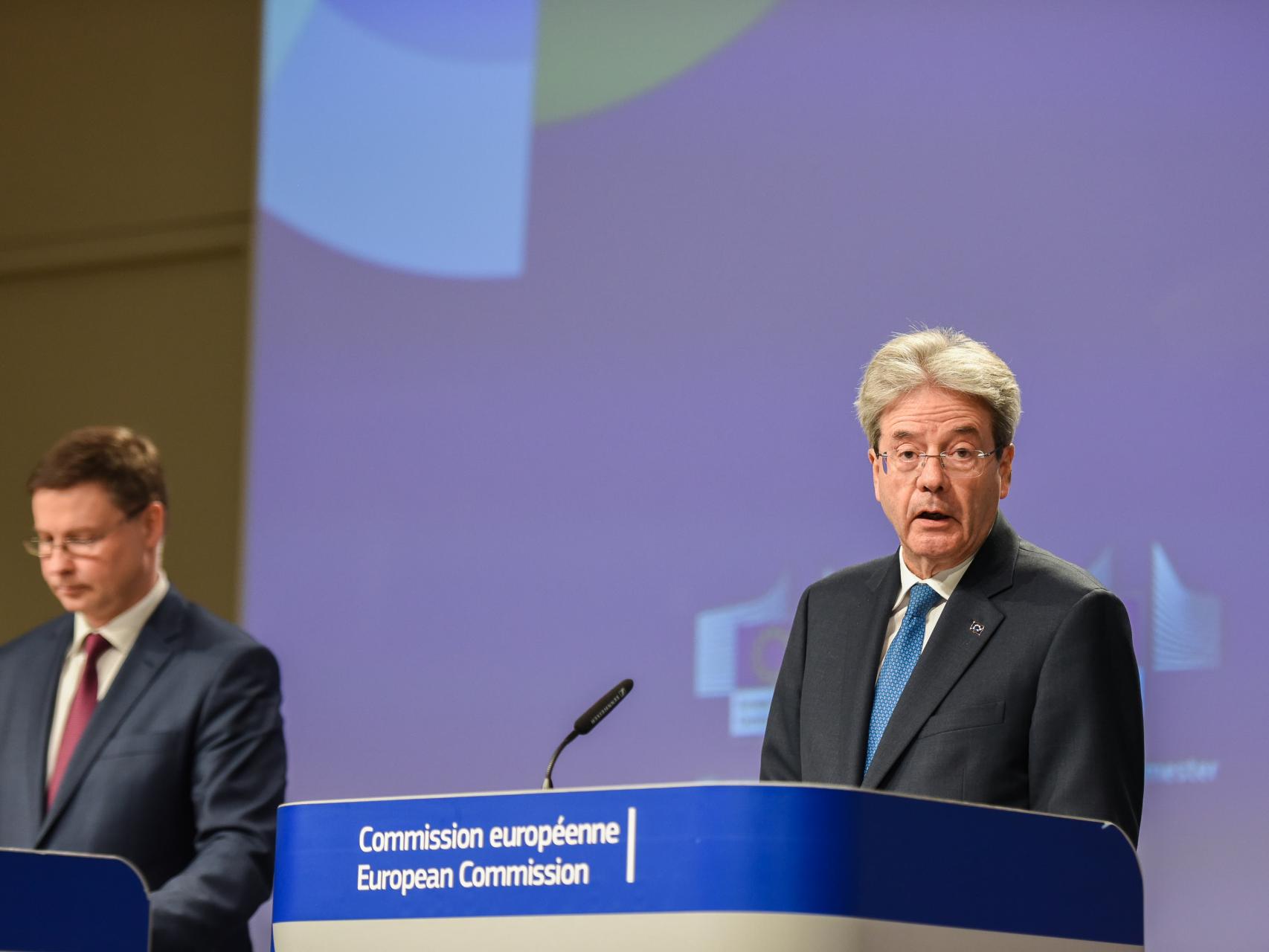 Valdis Dombrovskis y Paolo Gentiloni, durante la rueda de prensa de este miércoles