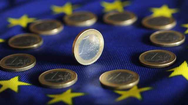 Imagen de archivo de euros sobre la bandera de la eurozona.