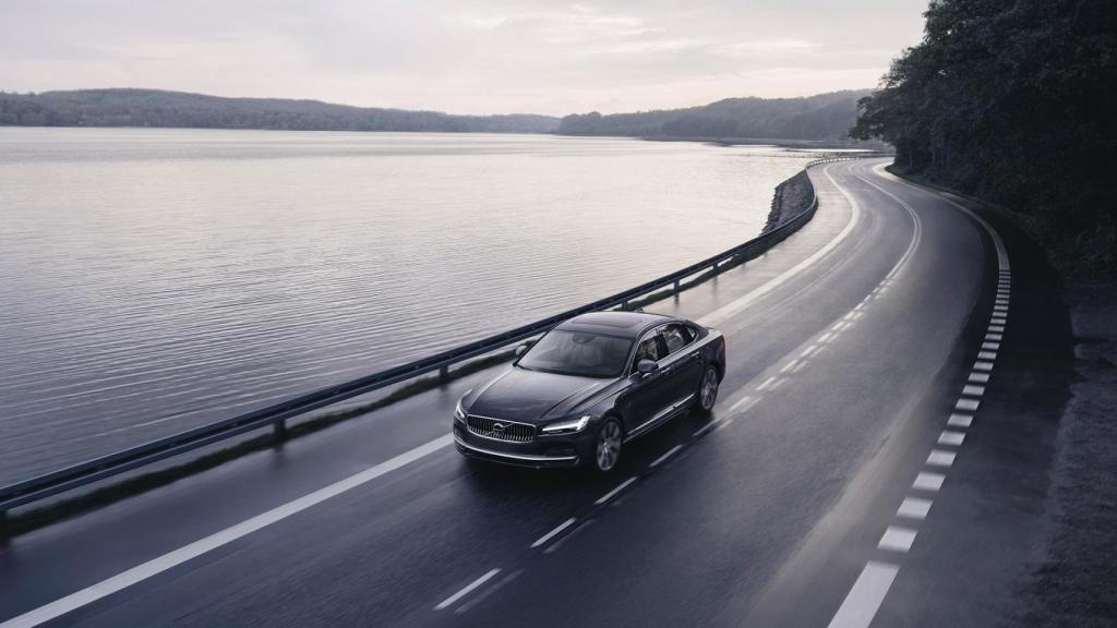 Imagen del Volvo S90 Recharge T8 plug-in hybrid.