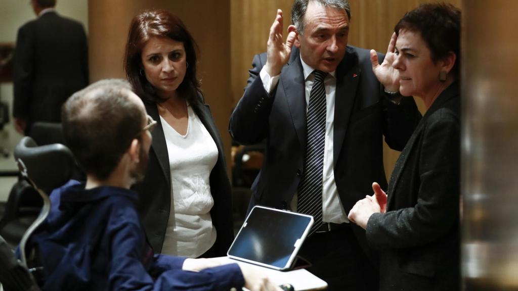 Adriana Lastra (PSOE), Mertxe Aizpurua (Bildu), yPablo Echenique (Podemos) y Enrique Santiago (IU), en los pasillos del Congreso.