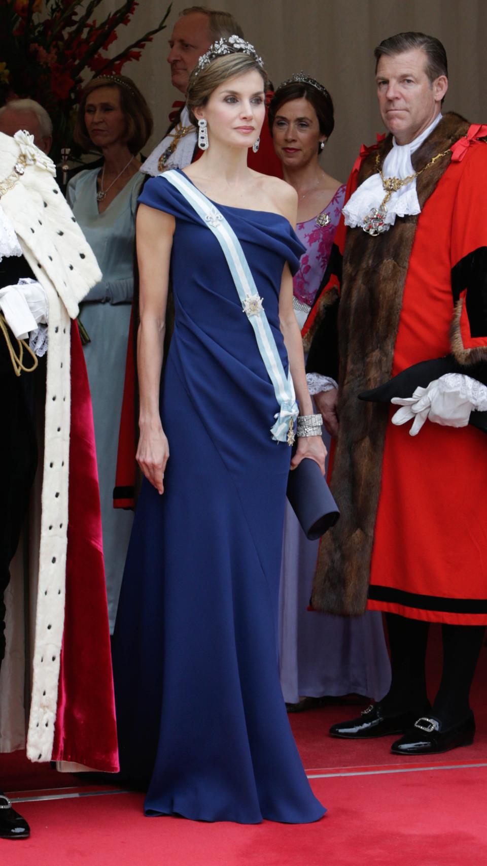 En julio de 2017 Letizia acudió a una cena de gala en honor a los Reyes de España con este impresionante vestido azul añil.