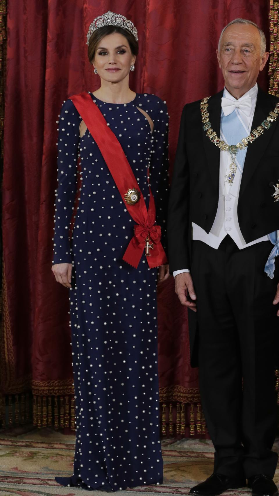 La única vez que Letizia lució un vestido de Ana Locking fue en cena de gala en honor al presidente de Portugal Marcelo Rebelo de Sousa.