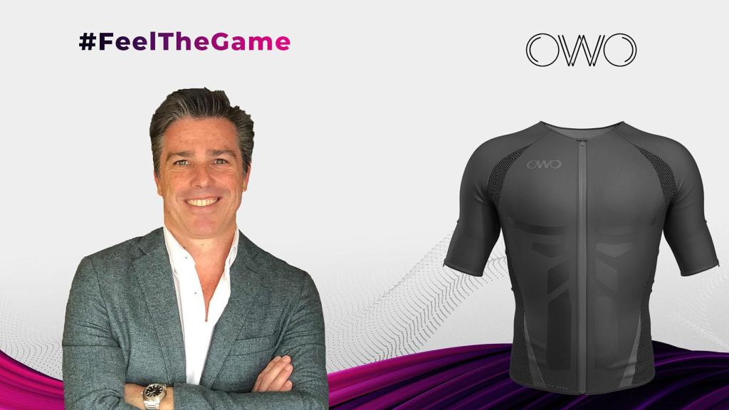 José Fuertes, CEO y fundador de OWO Game, junto a la chaqueta háptica.