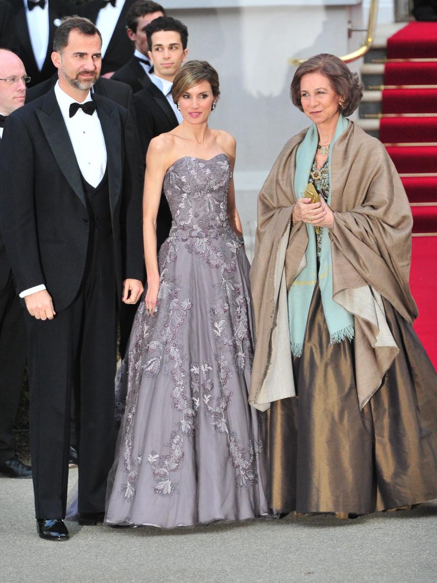 Letizia asistió a la cena previa a a boda del príncipe Guillermo y Kate Middleton con un vestido de Felipe Varela.