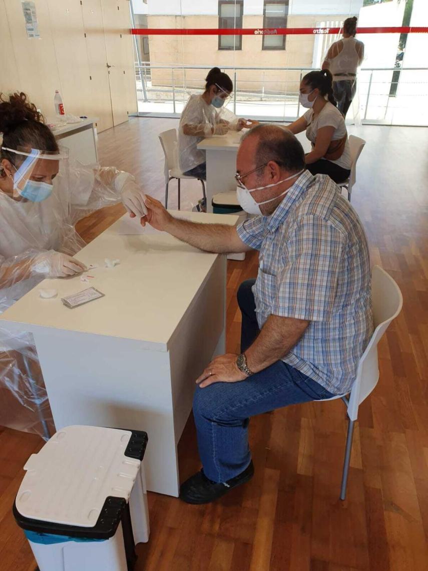 Un vecino del pueblo sometiéndose a la prueba este pasado miércoles.