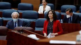 Díaz Ayuso y el consejero de Sanidad, en el pleno de la Asamblea de Madrid.