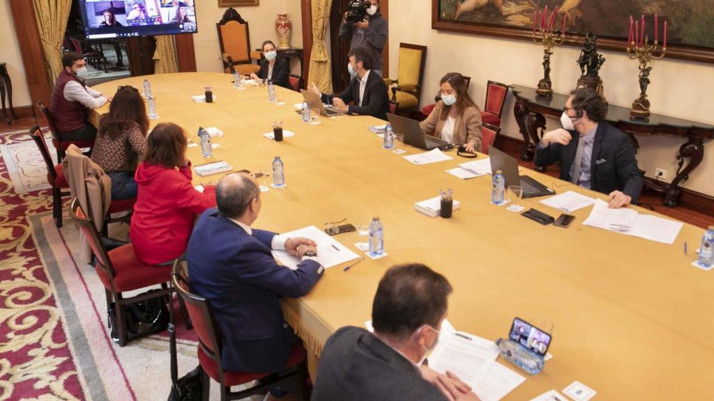 Reunión del gobierno local para solicitar la concesión.