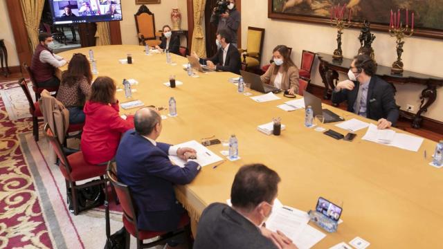 Reunión del gobierno local para solicitar la concesión.