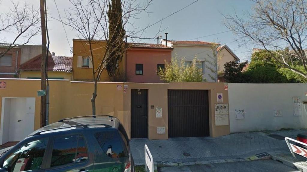 La fachada de la casa donde viven Lydia Lozano y su marido Charly.