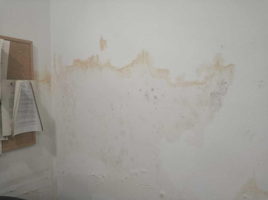 Una de las paredes afectadas por las humedades en el cuartel.