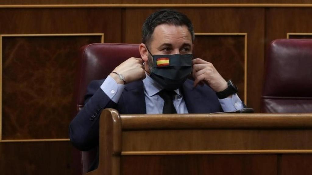 Santiago Abascal luce en el Congreso la mascarilla que le regaló el matrimonio murciano.