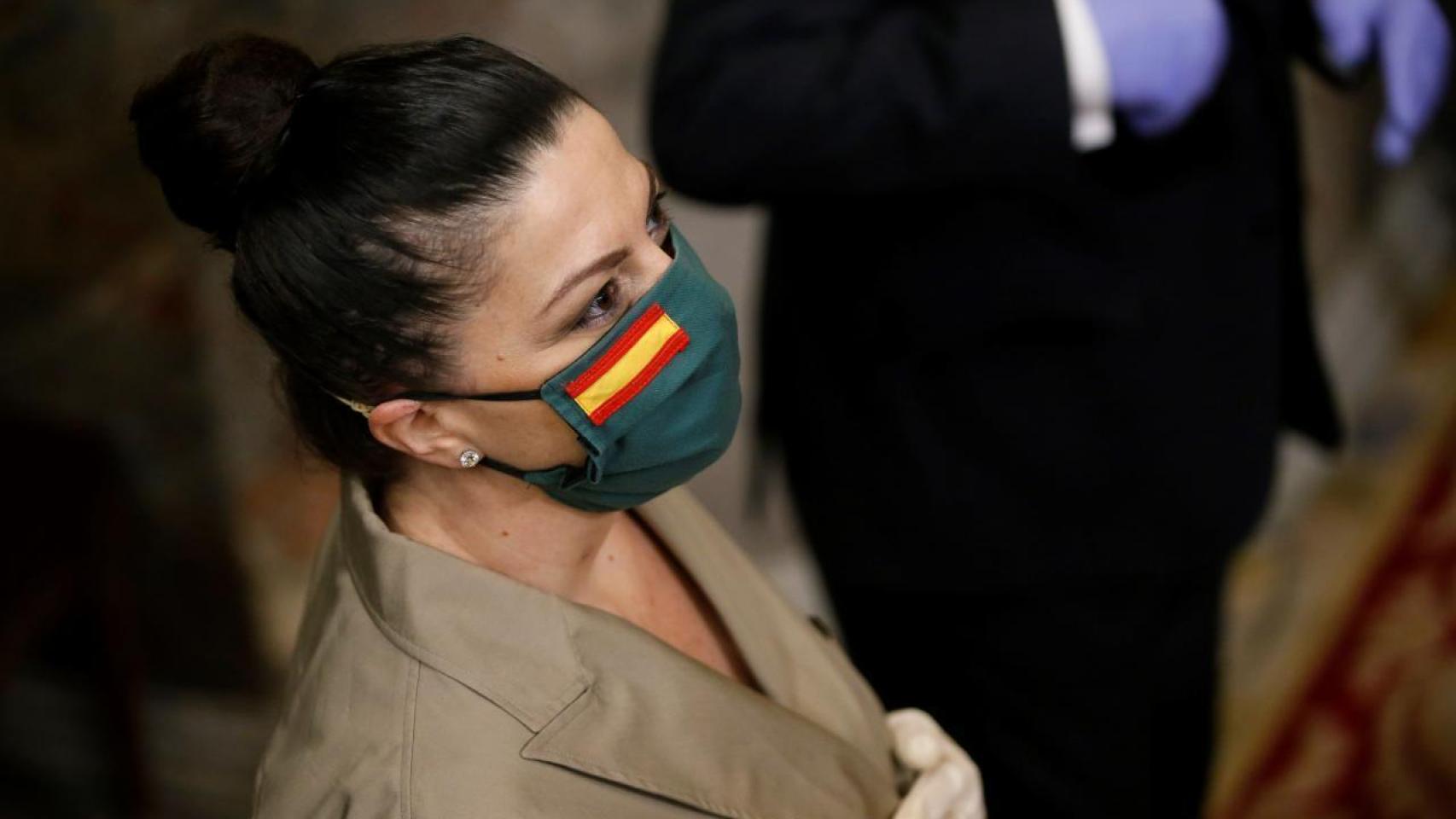 La diputada de Vox Macarena Olona luce la mascarilla patriótica.