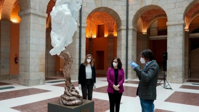 Foto de la inauguración de la escultura en el patio de la Real Casa de Correos.