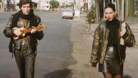 Joaquín Sabina y Cristina Zubillaga, en una de las imágenes del nuevo documental del artista.