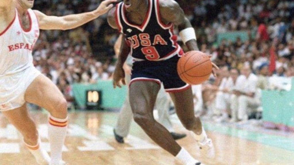 José Luis Llorente defiende a Michael Jordan durante la final de los JJOO de Los Angeles 1984