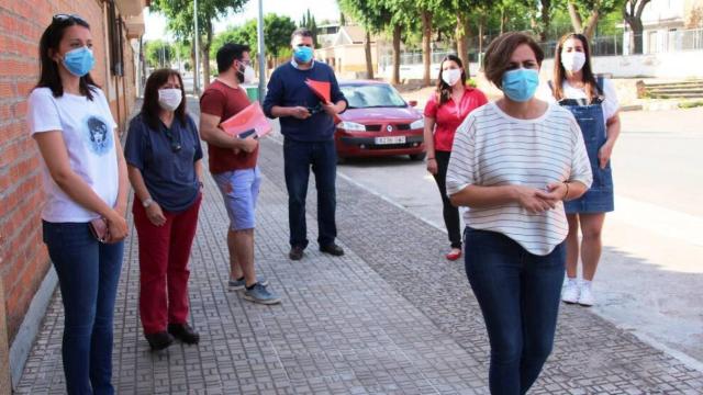 Varios de los vecinos afectados atienden a la prensa