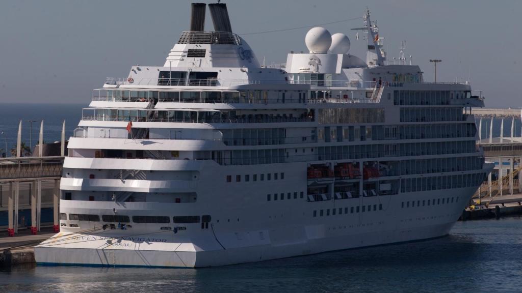 El Seven Seas Navigator en el Puerto de Barcelona.