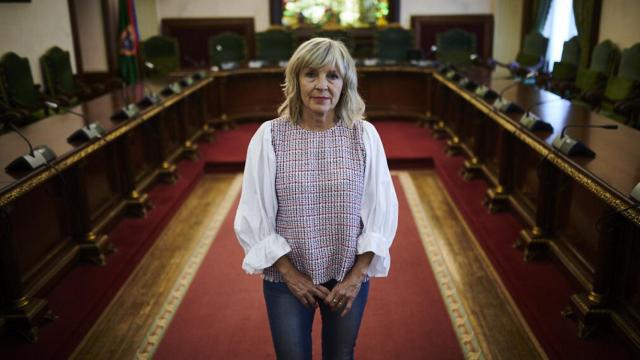 María Caballero en el salón de plenos al que solía asistir su padre, Tomás.