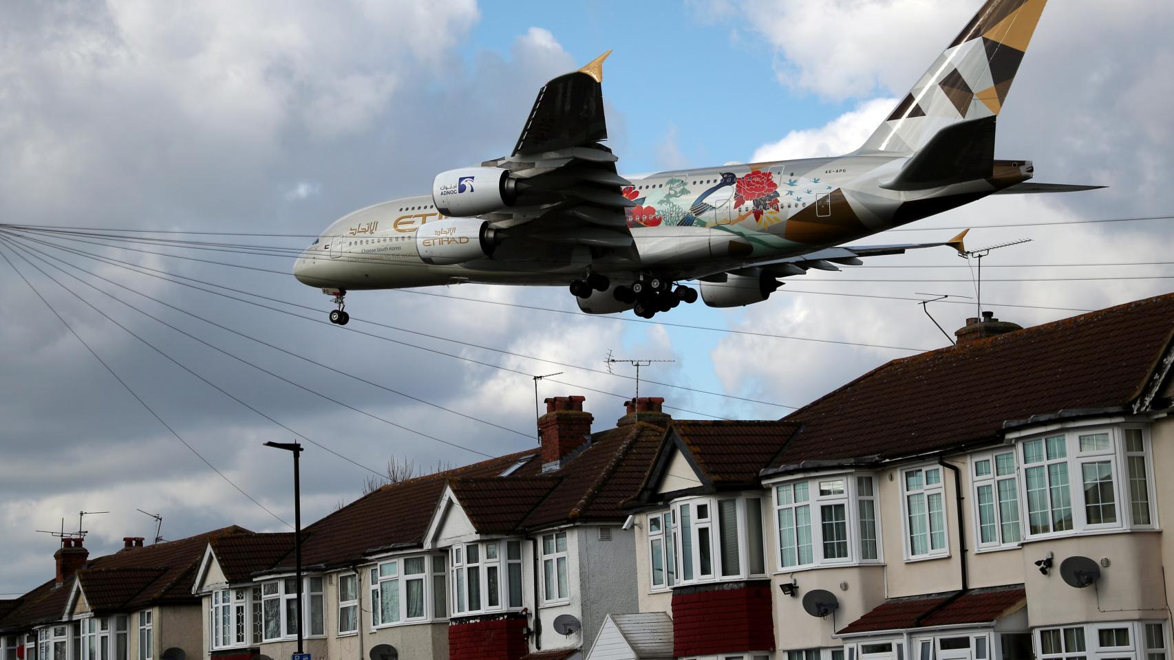 Un Airbus A380 antes de aterrizar en el aeropuerto de Heathrow, en Londres.