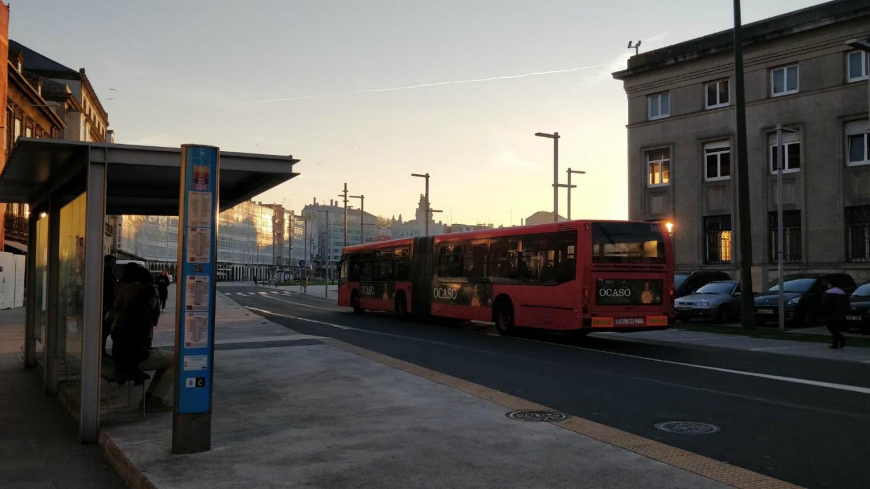 Un bus de Tranvías Coruña en la Marina