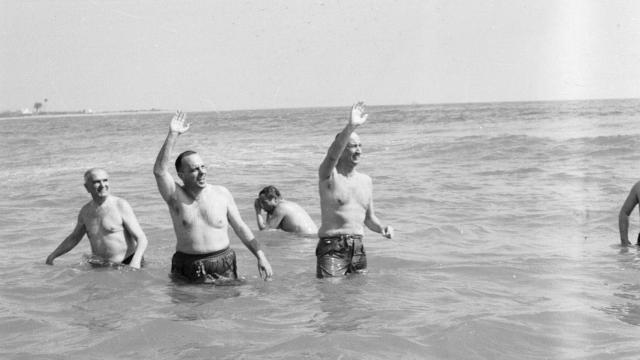 Manuel Fraga en la playa de Palomares (Almería