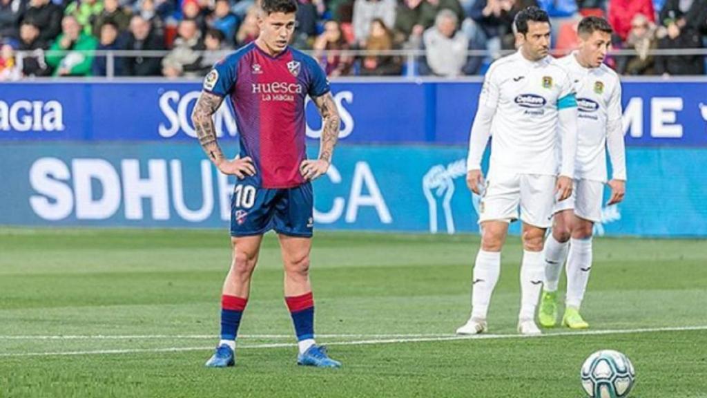 Cristo González, preparado para lanzar un penalti en esta temporada con la SD Huesca