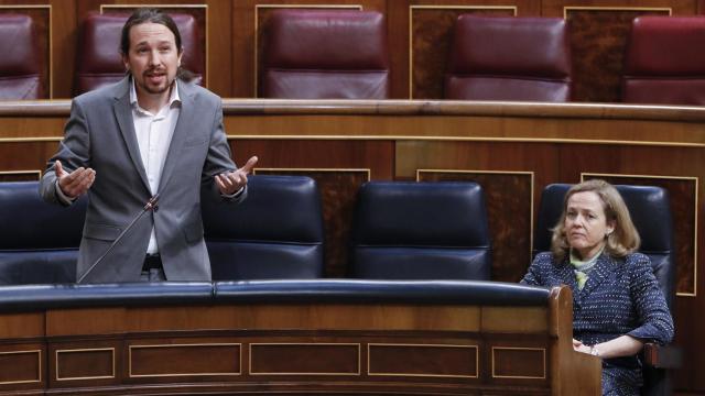 El vicepresidente, Pablo Iglesias, y la vicepresidenta, Nadia Calviño, en el Congreso.