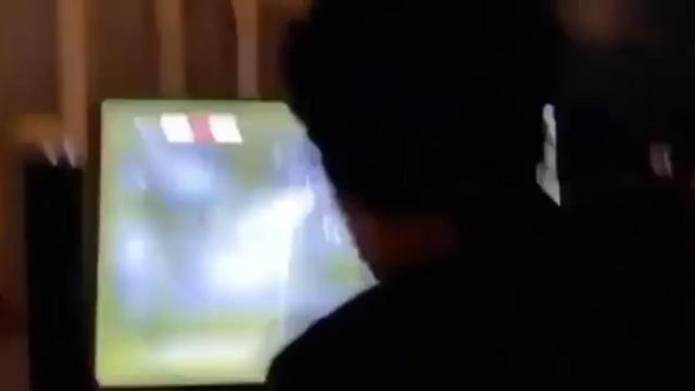 El jeque del Almería tirando el mando de la play cuando le meten un gol al FIFA