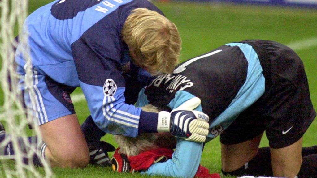 Oliver Kahn consuela a Santiago Cañizares tras perder la final de 2001