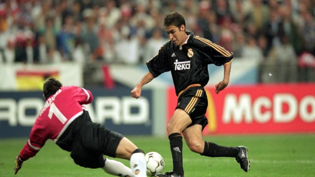 Raúl González sentencia la final de la Champions League del 2000 regateando a Santiago Cañizares