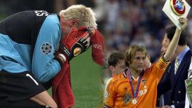 Las lágrimas de Santiago Cañizares en la final de 2001 y Gaizka Mendieta levanta la distinción de subcampeón en Saint-Denis