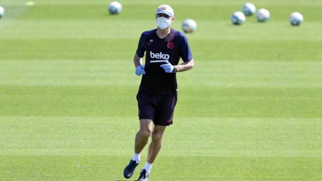 Quique Setién, durante un entrenamiento del Barça