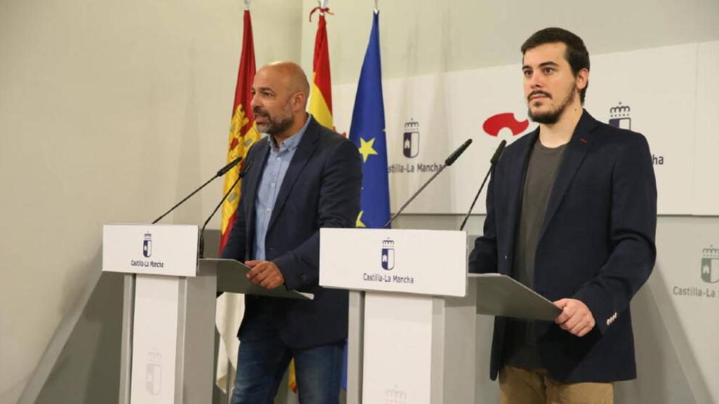 José Luis García Gascón, a la derecha, junto a José García Molina (i) en el Palacio de Fuensalida