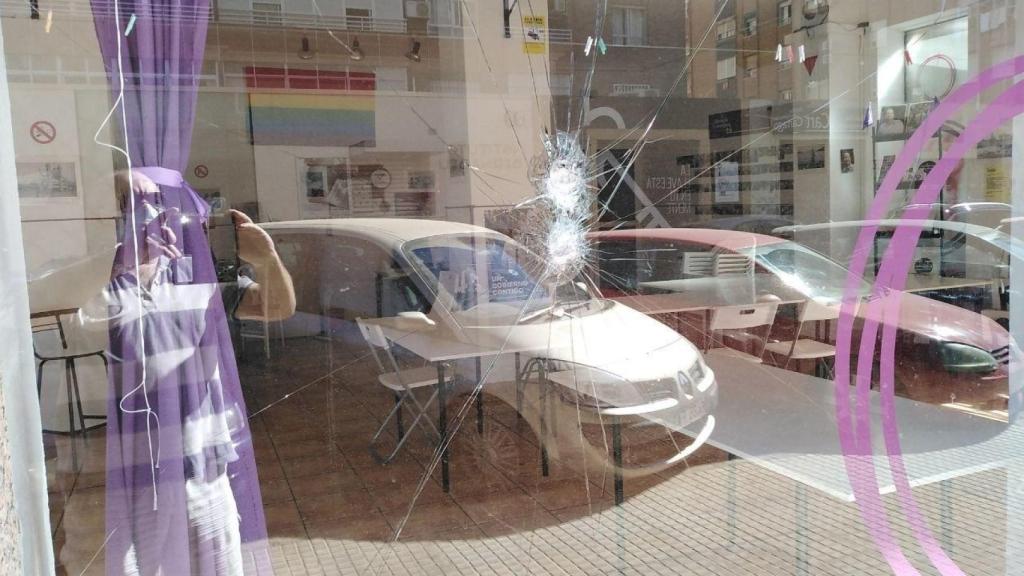 La sede de Podemos en Cartagena aparece con los cristales rotos y pintadas por España.