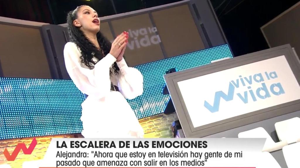 Alejandra, en las escaleras de 'Viva la vida' contando sus confesiones más íntimas.