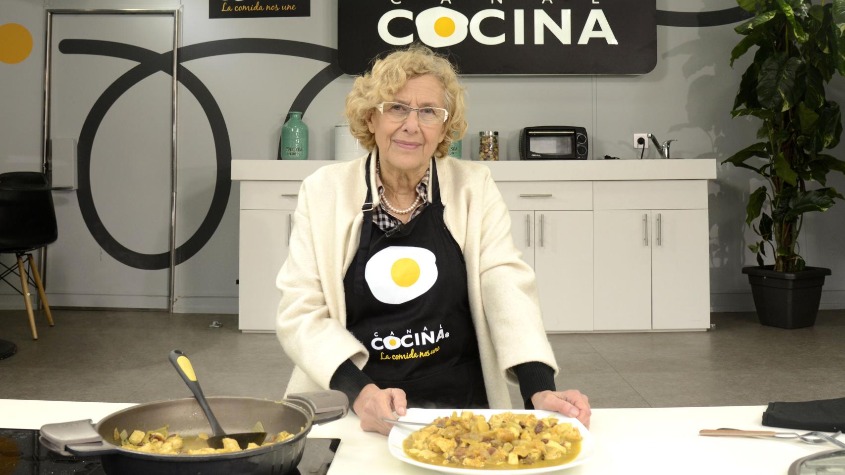 VÍDEO: Manuela Carmena cocina Pollo al curry en Canal Cocina