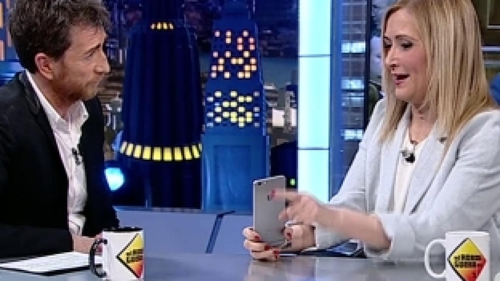 Cifuentes y Motos mandan un SMS a Rajoy y el presidente les contesta