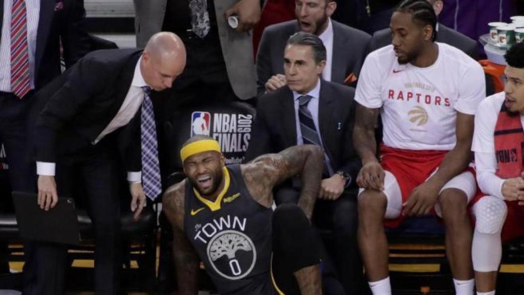 Sergio Scariolo sentado en el banquillo de Toronto Raptors durante un partido de la NBA