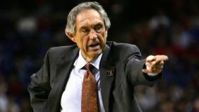 Eddie Sutton, durante un partido