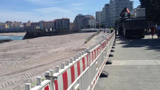 Vallado en la playa de Riazor