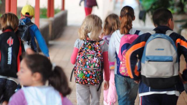 Un grupo de niños en un colegio.