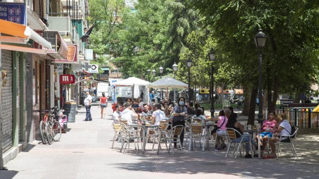 Las terrazas, abarrotadas en el primer día de Madrid en fase 1.