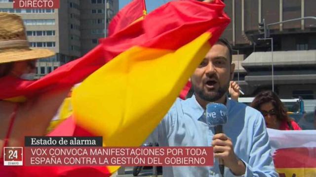 Gabriel López, durante la conexión en la que fue agredido (TVE).