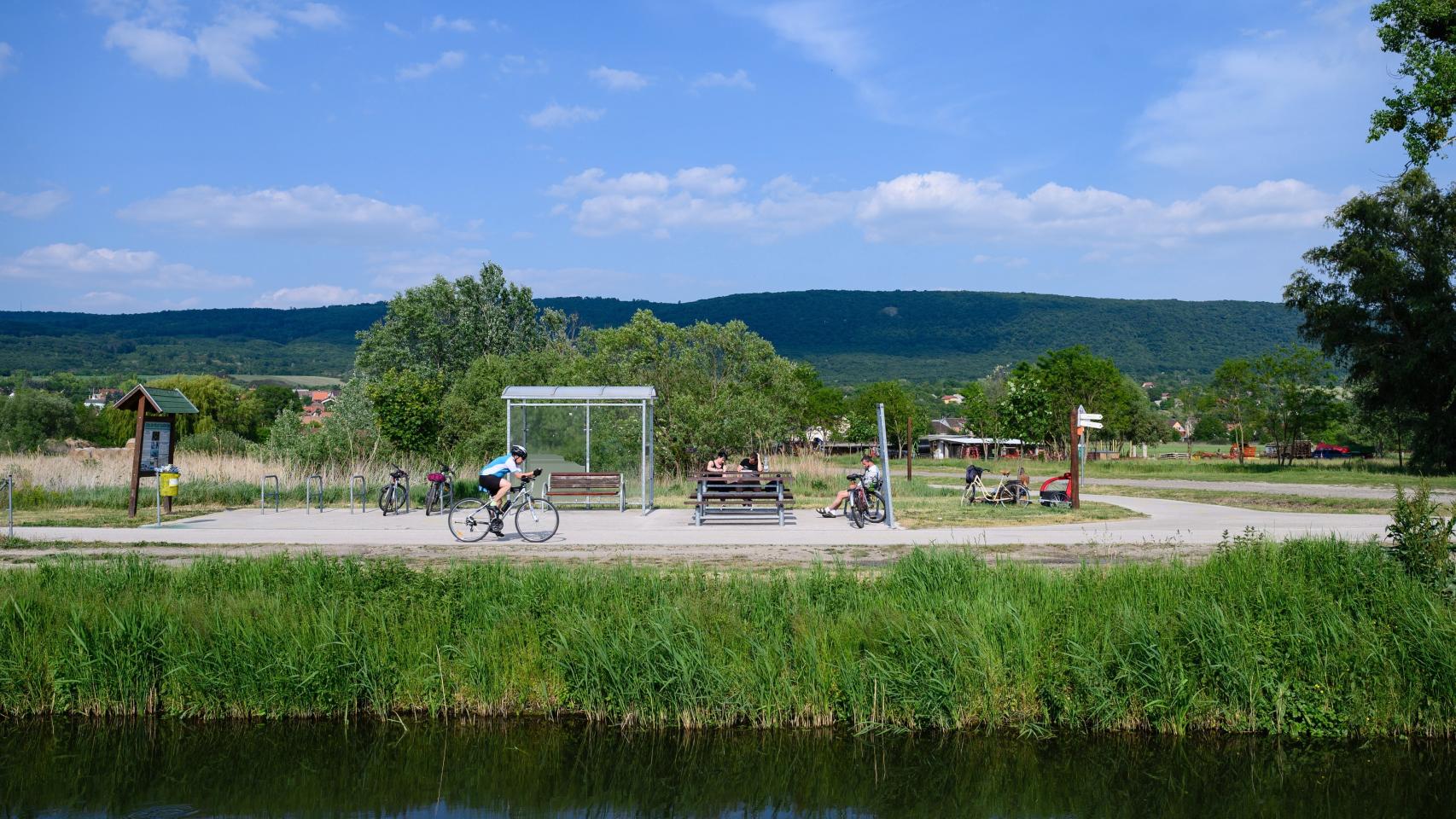 Ciclistas en un sendero